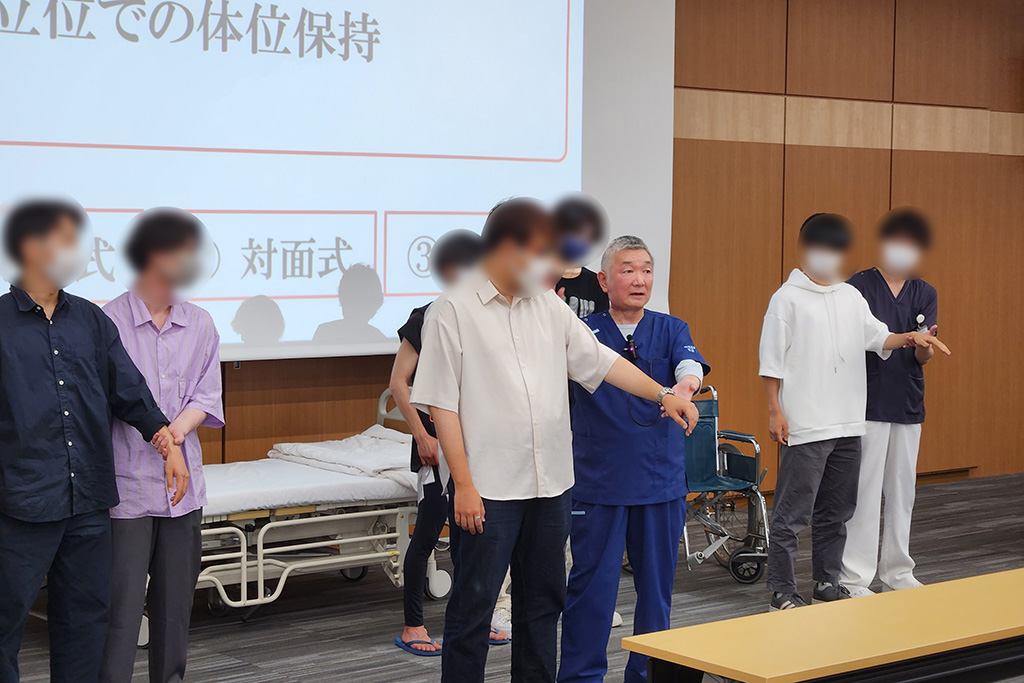 Prof. Nezu gave a required elective class for first and second year students of Saitama Medical University.