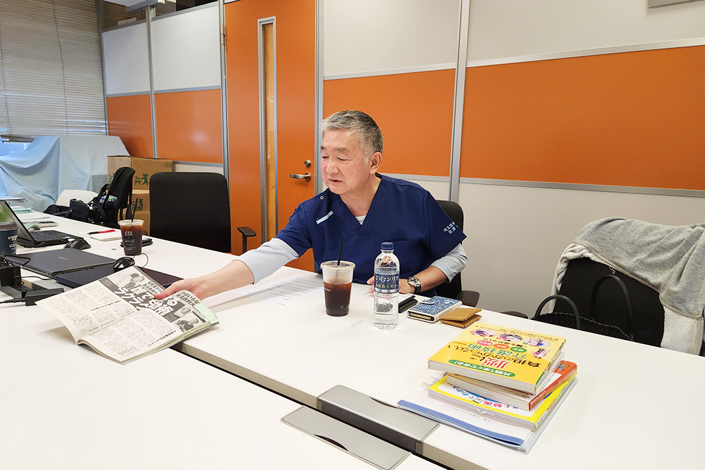 Prof. Yoshiyuki Nezu was interviewed by Asahi Shimbun at One to One Welfare Education Academy.